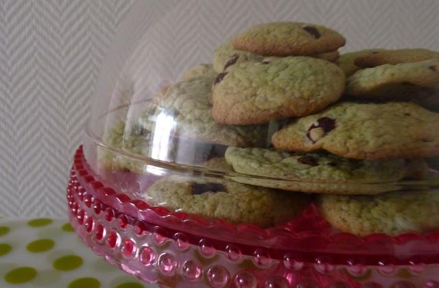Cookies à la pistache, pépites de chocolat au lait et fraises confites - Photo par miss o