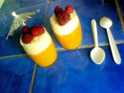 Compotée d'abricot sous une mousse de citron avec quelques framboises en verrine - Photo par mia29h