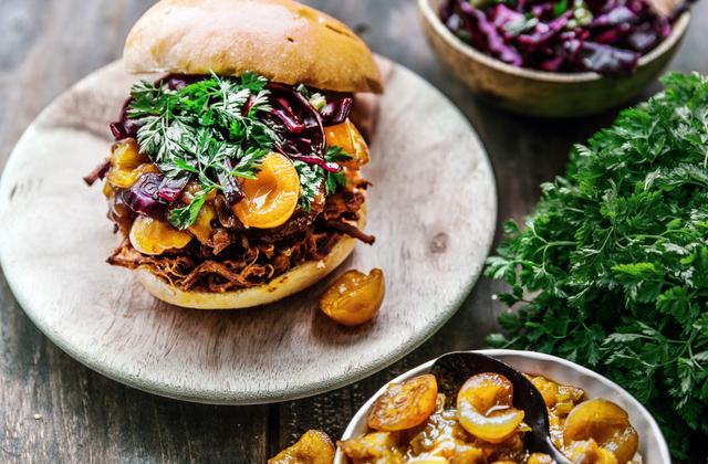 Pulled pork burger au chutney de mirabelles - Photo par Emilie Guelpa
