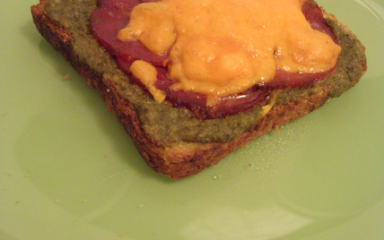 Tartines au pesto, lomo et mimolette vieillie - Photo par miss o