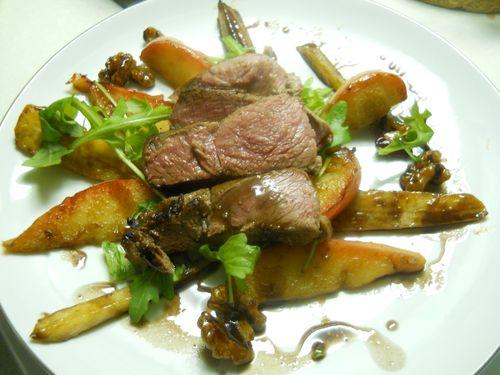 Marcassin, salade chaude aux panais, pommes, noix et sirop de Liège - Photo par mumuko