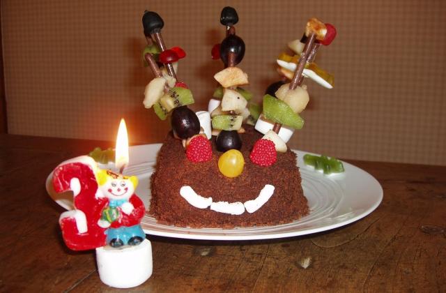 Brochettes de fruits frais et de bonbons version anniversaire d'enfants - Photo par heloisC