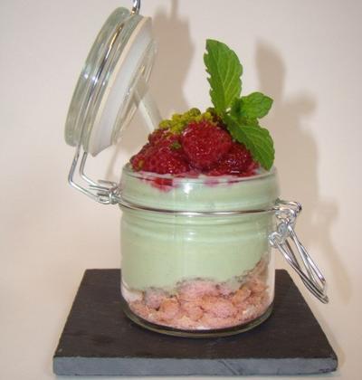 Petit pot gourmand ivoire, pistache et framboise - Photo par Sandrine Baumann