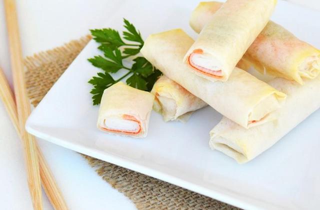 Nems au surimi et sa sauce fromage-ciboulette - Photo par Coraya