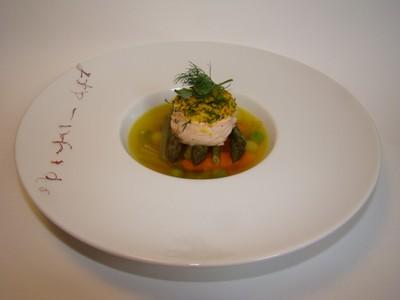 Médaillon de saumon en vapeur d'agrumes et aneth, sur un bouillon de légumes printaniers safrané - Photo par Sandrine Baumann