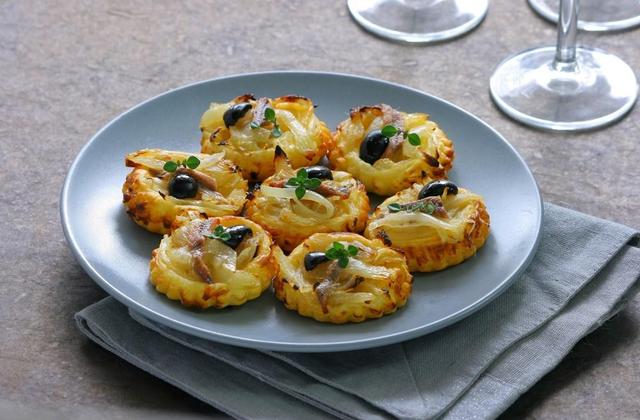 Mini-tartelettes fines aux oignons et anchois façon pissaladière - Photo par Amora