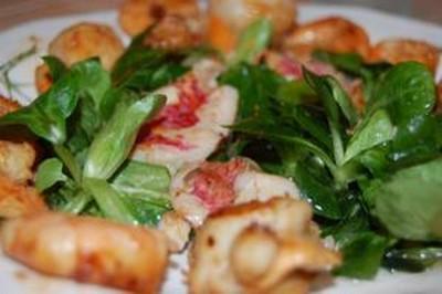 Salade rouget, coquille saint jacques et crevettes - Photo par ihoube