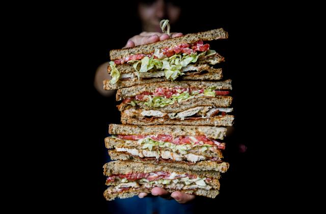 Club sandwich au poulet, bacon, tomate et laitue - Photo par Yoann Gloaguen