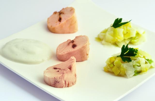Poulet à la confiture d'oignons, émulsion de roquefort et poireaux - Photo par Mamina
