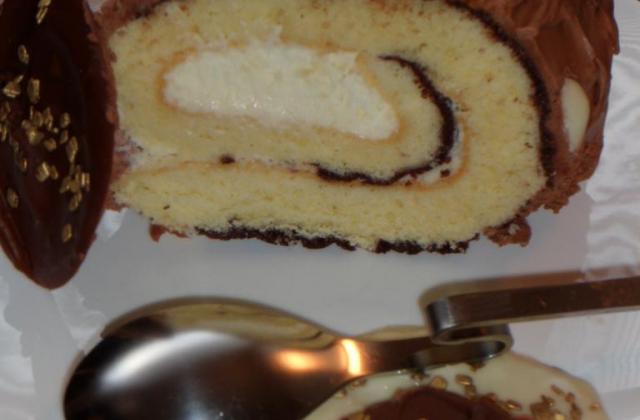 Bûche à la crème bavaroise au chocolat blanc et ganache montée au chocolat au lait - Photo par Annick