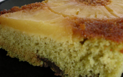 Gâteau renversé à l'ananas, au thé vert et aux pépites de chocolat - Photo par miss o