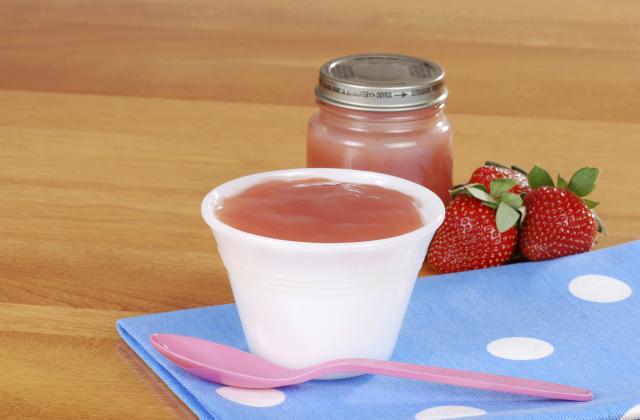 Diaporama 10 Idees Recettes De Petits Pots Maison Pour Regaler Bebe Petit Pot A La Fraise