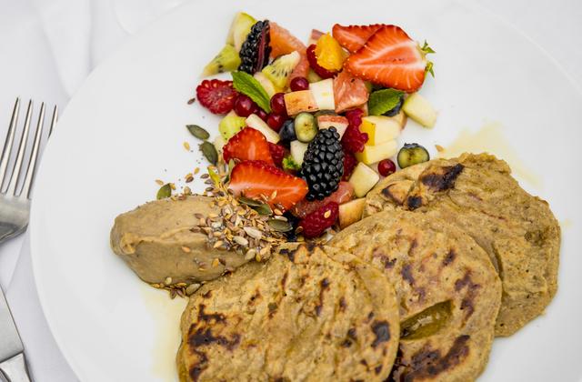 Pancakes vegan et sans gluten, à la fleur d'oranger et purée de poires - Photo par Le Printemps