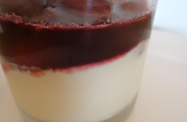 Panna cotta au toblérone blanc et cerises au vin rouge - Photo par titegrenouye