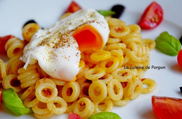 Pâtes au pesto de tomates, œuf poché et ail noir - Photo par Ponpon