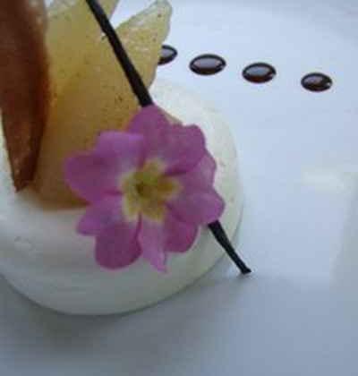 Crémeux mascarpone à la rose, poires pochées vanillées - Photo par 750g