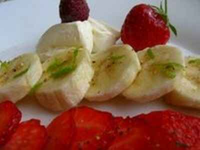 Tartare de bananes et de fraises poivrées, quenelle de mascarpone à la banane et à la passion - Photo par 750g