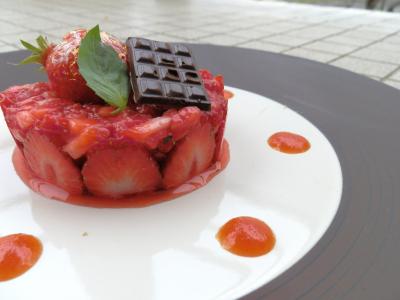 Fraises marinées, sablé basilic, caramel de tomate - elsabu