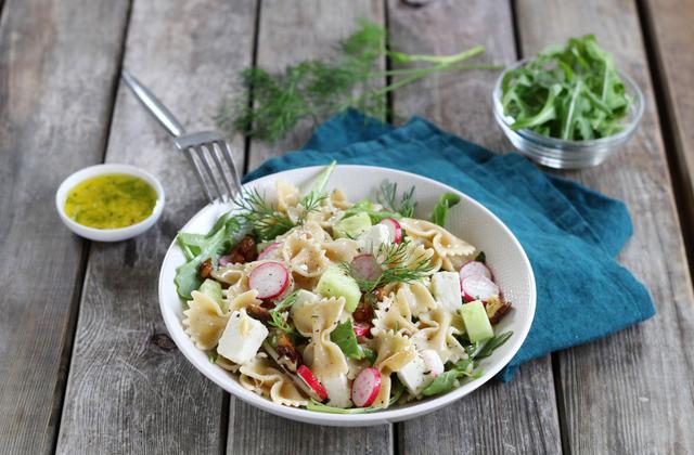Salade de farfalle au blé complet aux légumes frais - Photo par Silvia Santucci