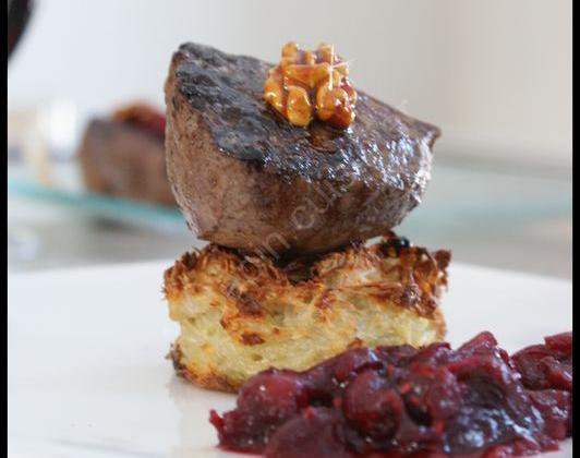 Pavé de biche sur rösti, chutney cranberries-framboises et noix caramélisées - Photo par Lapin cuisinier
