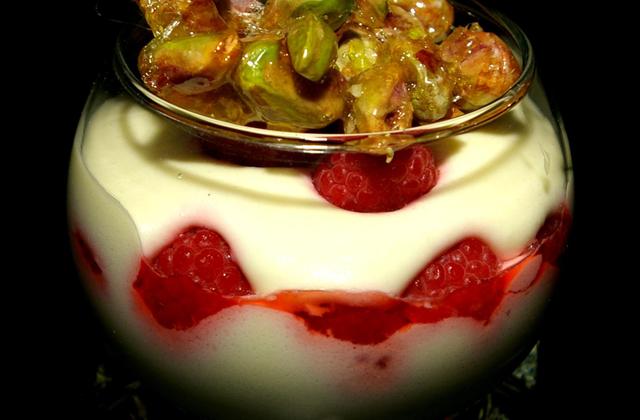 Mousse chocolat blanc framboises et croquant aux pistaches - Photo par hasard