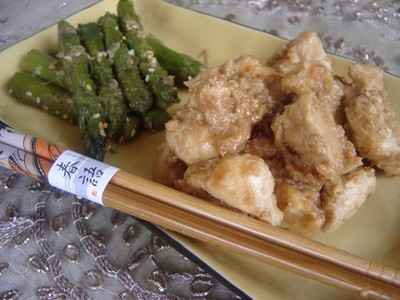 Poulet au Satay Maison et ses Asperges sautées à la chinoise (Ken Hom) - Photo par foodie