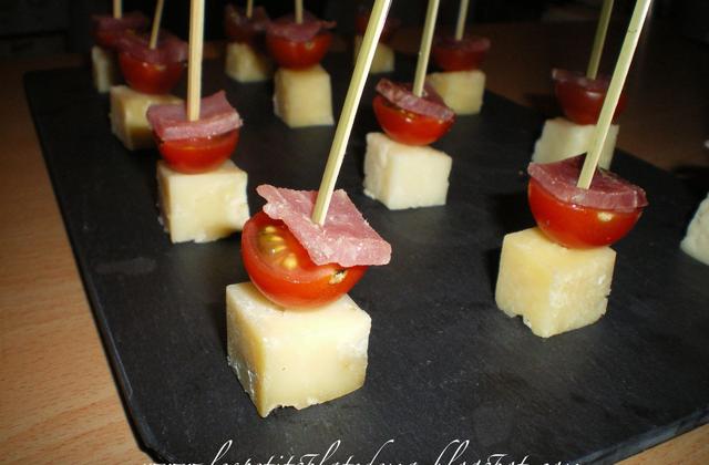 brochettes apéritifs de tomates et fromages - Photo par LeSPeTiTsPlAtSdEmA