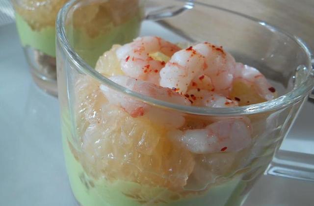 Verrine crème d'avocat, pamplemousse et crevettes - Photo par La cuillère aux mille délices