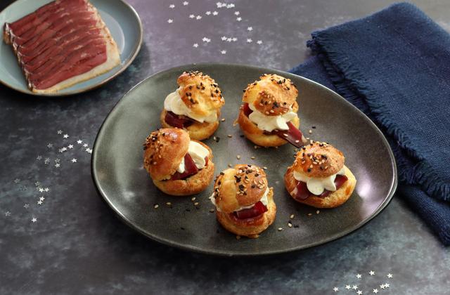 Mini choux au sésame farci au Magret fumé, confiture de figue et chantilly au curry - Photo par Silvia Santucci