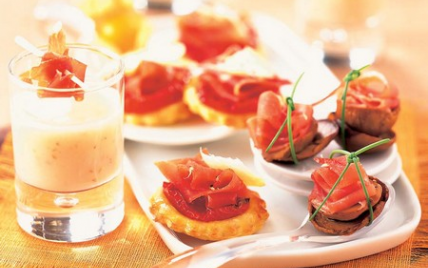 Mini-feuilletés au jambon sec, tomates grillées et copeaux de fromage de chèvre - Photo par Le Porc
