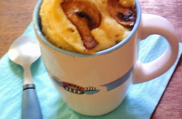 Mug cake salé aux lardons et aux champignons - Photo par 120str