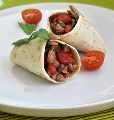 Petits chaussons de tortillas à l'agneau, tomate, oignon rouge et coriandre - Photo par Pascale Weeks