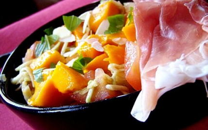 Salade toute crue: courgette, mangue, jambon - Photo par foodan