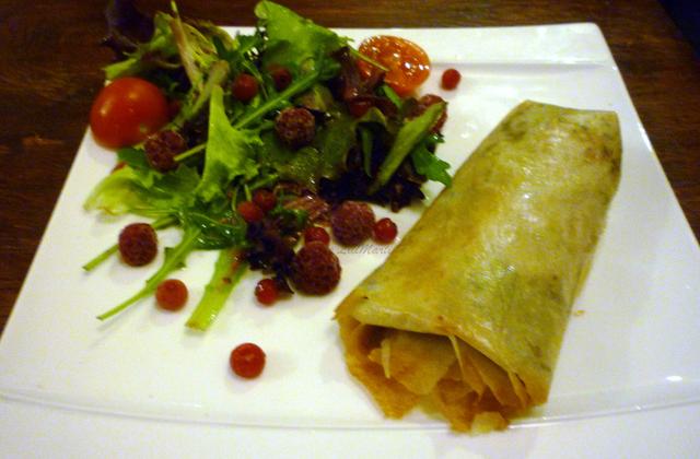 Cigare croustillant de boudin blanc et son gratin de pleurottes au chaource, accompagné de son mesclun en habit rouge - Photo par lilimarti