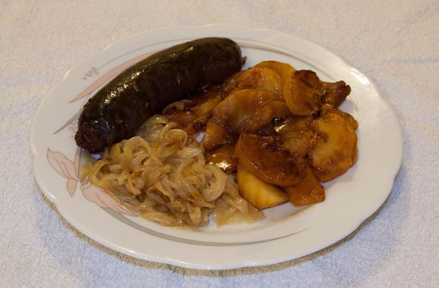 Pomme Pompidou flambée au calvados accompagné de son boudin noir et sa compotée d'oignons - Photo par chapi0