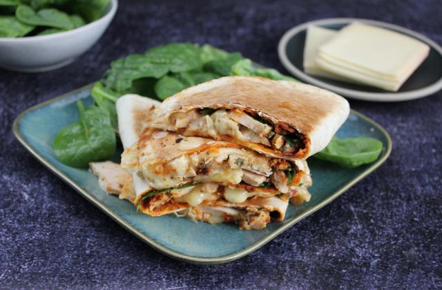 Quesadillas aux pousses d’épinard, poulet et fromage à raclette - Photo par Nadia Paprikas