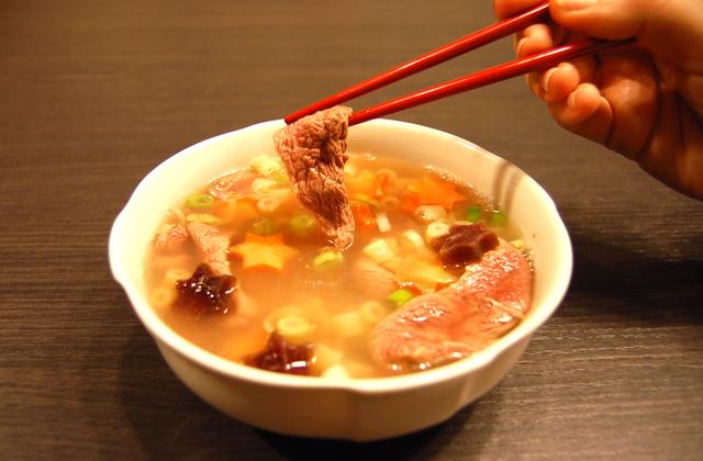 Magret de canard fermier des Landes poché en soupe un brin asiatique - Photo par supertouillette