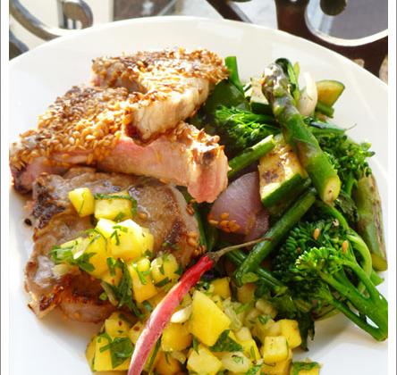 Côtes d'agneau panées au sésame, Légumes croquants et Salsa de mangue - Photo par aurorewn