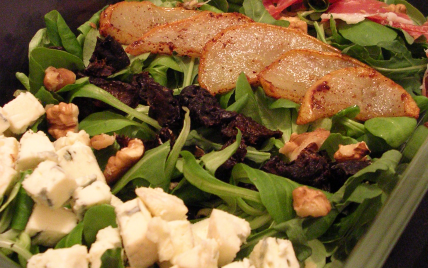Salade de poires poêlées, fourme d'Ambert, pruneaux et pata negra - Photo par miss o