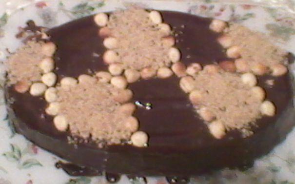 Gâteau chocolat glaçage noisettes - Photo par olfatr