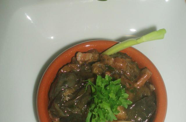 Cassolette d'escargots au vin, lardons,et champignons. - Photo par ededtahiti