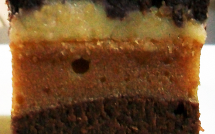 Bouchées totalement décadentes : brownie moelleux au chocolat noir surmonté d'une pâte cream cheese-cacahuètes, glaçage chocolat blanc, sur-glaçage chocolat noir & noisettes - Photo par Gourmande4ever