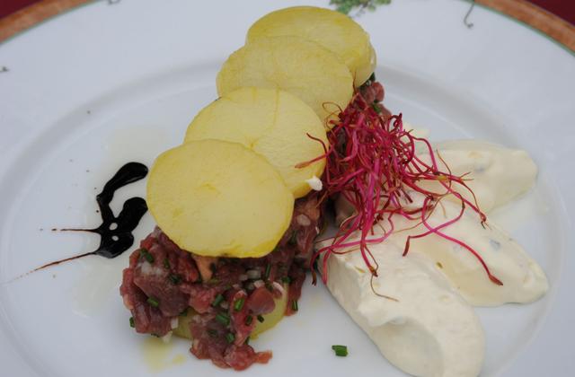 Tartare de bœuf Charolais, pommes de terre confites à l'huile de colza grillé, bavarois à la Fourme de Montbrison - Photo par antonf