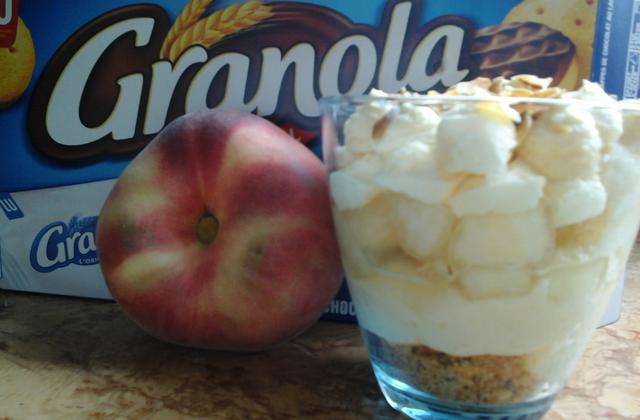 Verrine d'été à la pêche et aux biscuits - Photo par Nabia