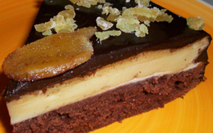 Gâteau white & brown : un moelleux aérien au lait ribot, sirop de caramel, sous une couche de cheese-cake citronné au gingembre confit, fourrage crémeux et glaçage chocolat noir. - Gourmande4ever
