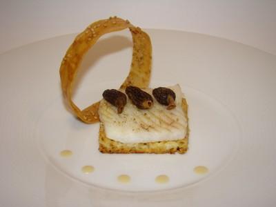 Filet de turbot et morilles poêlées, sur un lit de macaronis à la crème de parmesan, croustillant aux graines de sésame, et sauce au vin jaune - Photo par Sandrine Baumann
