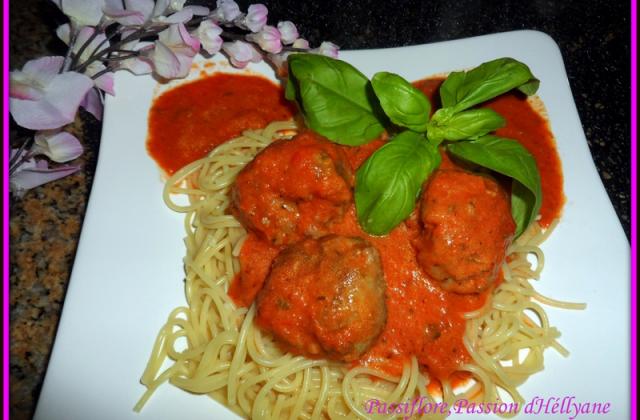 Spaghetti aux boulettes avec sa sauce tomate, lait de coco et amande. - Photo par hellya