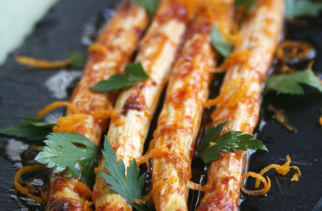 Asperges laquées au vinaigre à la pulpe de tomates, orange et miel - Photo par Clovis