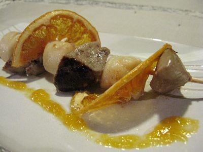 Assiettes terre-mer : brochettes de foie gras et st-Jacques au pomelo, cappuccino de langoustines au Floc de Gascogne et Tariquet - Photo par Marie-France