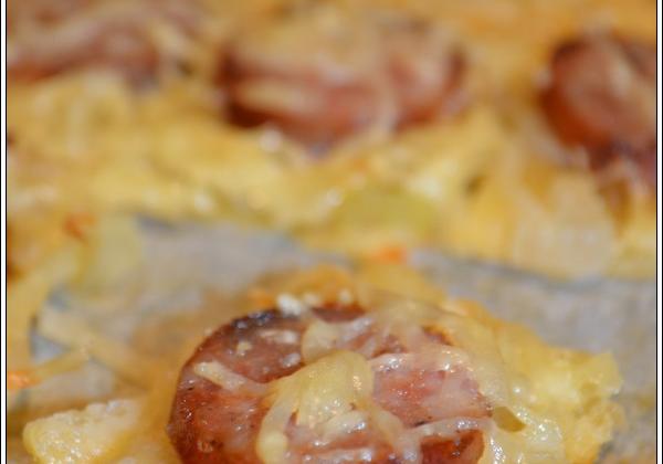 Bouchées feuilletées aux oignons, saucisses et fromage - Photo par recettesceci